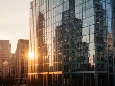 Modernes Bürogebäude in einem Finanzviertel bei Sonnenuntergang. - Foto: über boerse-global.de