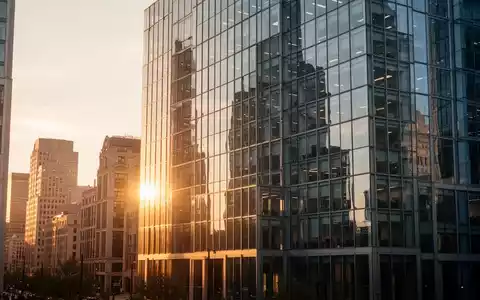 Modernes Bürogebäude in einem Finanzviertel bei Sonnenuntergang. - Foto: über boerse-global.de
