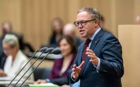 Thüringens Ministerpräsident Mario Voigt ist mit einem Widerspruch gegen die Aberkennung seines Doktortitels gescheitert. (Archivbild) - Foto: Michael Kappeler/dpa