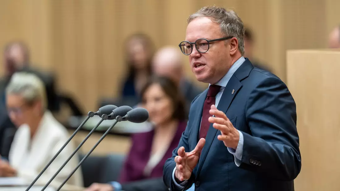 Thüringens Ministerpräsident Mario Voigt ist mit einem Widerspruch gegen die Aberkennung seines Doktortitels gescheitert. (Archivbild) - Bild: Michael Kappeler/dpa