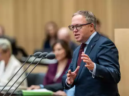 Thüringens Ministerpräsident Mario Voigt ist mit einem Widerspruch gegen die Aberkennung seines Doktortitels gescheitert. (Archivbild) - Foto: Michael Kappeler/dpa