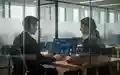 Ein Mitarbeiter arbeitet konzentriert an einem Laptop in einem modernen, hellen Bürogebäude bei Tageslicht. - Foto: über boerse-global.de