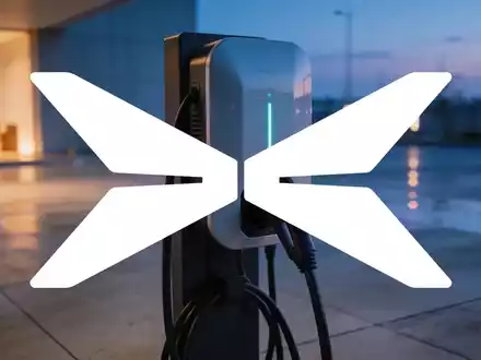 Moderne Ladestation für Elektrofahrzeuge in einem minimalistischen, urbanen Umfeld bei Dämmerung. - Foto: über boerse-global.de
