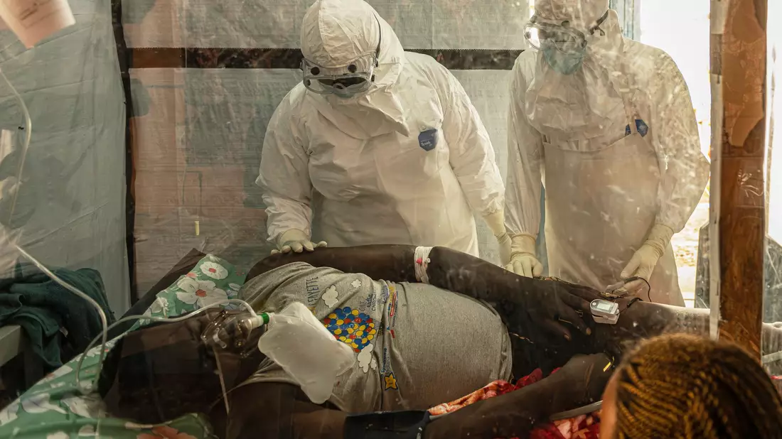 Ein Ebola-Patient wird in einem Gesundheitszentrum der Provinz Ituri behandelt. (Archivbild) - Bild: Moses Sawasawa/AP/dpa