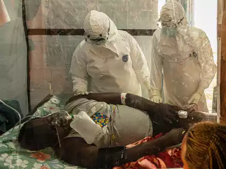 Ein Ebola-Patient wird in einem Gesundheitszentrum der Provinz Ituri behandelt. (Archivbild) - Foto: Moses Sawasawa/AP/dpa
