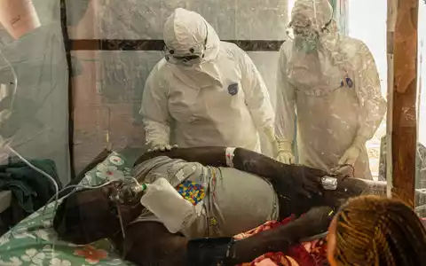 Ein Ebola-Patient wird in einem Gesundheitszentrum der Provinz Ituri behandelt. (Archivbild) - Foto: Moses Sawasawa/AP/dpa