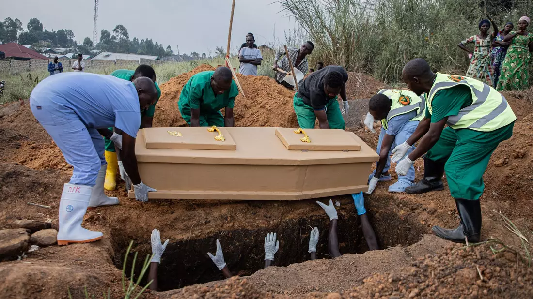 Die Leichen verstorbener Ebola-Patienten gelten als hochansteckend und müssen unter besonderen Sicherheitsmaßnahmen beigesetzt werden. (Archivbild) - Bild: -/XinHua/dpa
