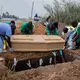 Die Leichen verstorbener Ebola-Patienten gelten als hochansteckend und müssen unter besonderen Sicherheitsmaßnahmen beigesetzt werden. (Archivbild) - Bild: -/XinHua/dpa