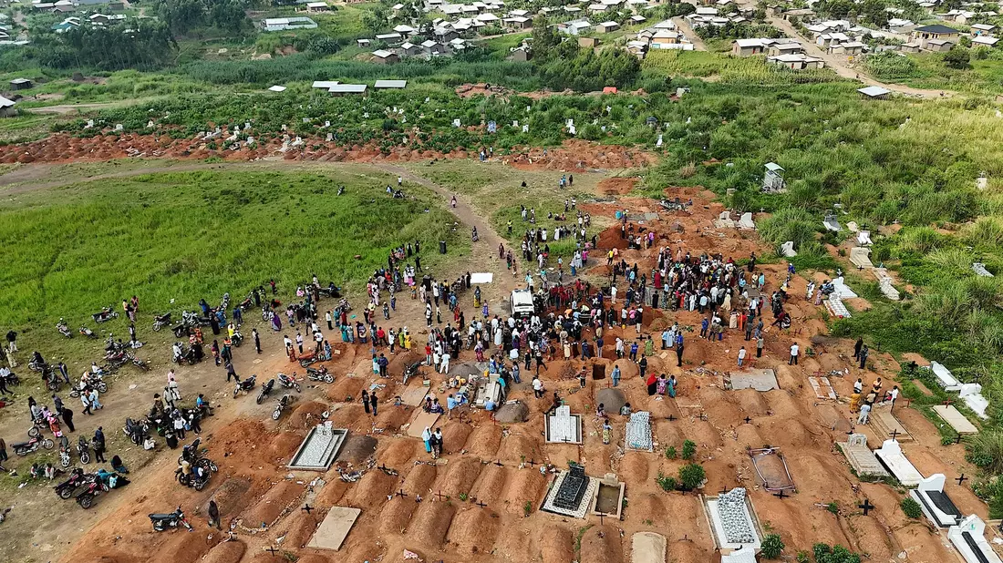 Die Zahl der Ebola-Toten im Kongo steigt rapide - fast jeder zweite Patient stirbt an dem gefährlichen Fieber. (Archivbild) - Bild: -/XinHua/dpa