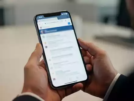 Nahaufnahme eines Smartphones in einer Hand, das einen Browser darstellt, in einem professionellen, neutralen Umfeld. - Foto: über boerse-global.de