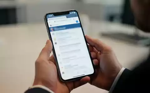 Nahaufnahme eines Smartphones in einer Hand, das einen Browser darstellt, in einem professionellen, neutralen Umfeld. - Foto: über boerse-global.de