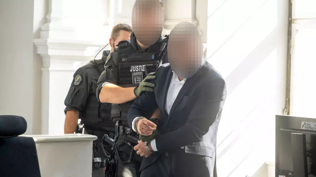 Der Angeklagte soll am 18. Geburtstag des ältesten Kindes auf seine Ehefrau geschossen haben - Bild: Stefan Puchner/dpa