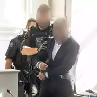 Der Angeklagte soll am 18. Geburtstag des ältesten Kindes auf seine Ehefrau geschossen haben - Foto: Stefan Puchner/dpa