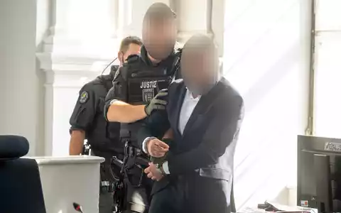 Der Angeklagte soll am 18. Geburtstag des ältesten Kindes auf seine Ehefrau geschossen haben - Foto: Stefan Puchner/dpa