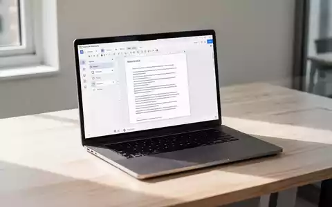 Ein minimalistischer Arbeitsplatz mit einem Laptop, auf dem eine moderne Office-Software zu sehen ist. - Foto: über boerse-global.de