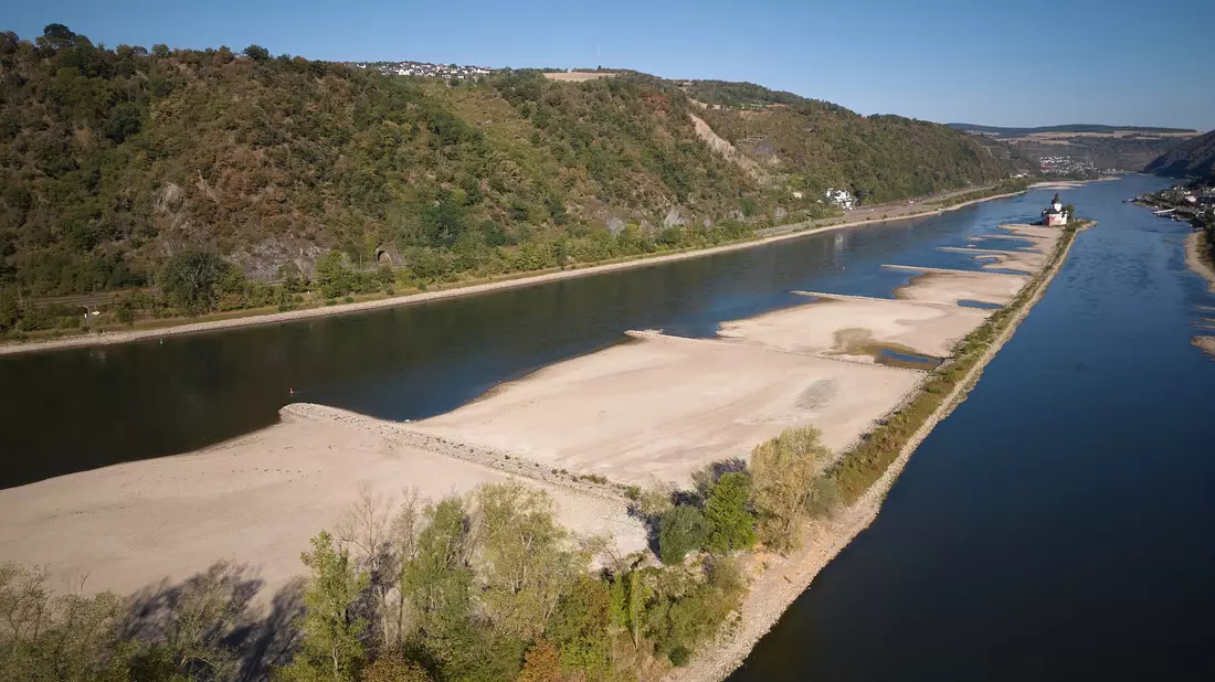 Das Niedrigwasser am Rhein macht sich auch an den Tankstellen bemerkbar. - Bild: Thomas Frey/dpa