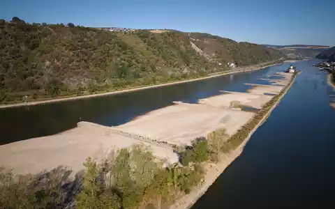 Das Niedrigwasser am Rhein macht sich auch an den Tankstellen bemerkbar. - Foto: Thomas Frey/dpa