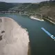 Die niedrigen Wasserstände am Rhein behindern den Transport von Öl und Sprit - das treibt die Preise. (Archivbild) - Bild: Thomas Frey/dpa