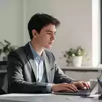 Eine junge Person arbeitet konzentriert in einem modernen, hellen Büro. - Foto: über boerse-global.de