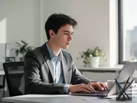 Eine junge Person arbeitet konzentriert in einem modernen, hellen Büro. - Foto: über boerse-global.de