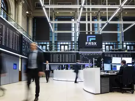 Betriebsames Frankfurter Börsenparkett mit unscharfen Personen im Hintergrund. - Foto: über boerse-global.de