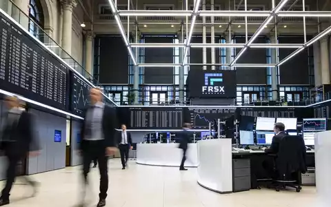 Betriebsames Frankfurter Börsenparkett mit unscharfen Personen im Hintergrund. - Foto: über boerse-global.de