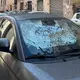 Auch die Scheiben von Autos sind mit Asche bedeckt. - Bild: Lena Klimkeit/dpa