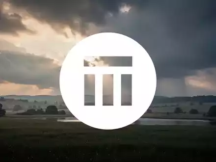 Eine ruhige, sonnendurchflutete Landschaft nach einem Sturm, die Stabilität und Sicherheit symbolisiert. - Foto: über boerse-global.de