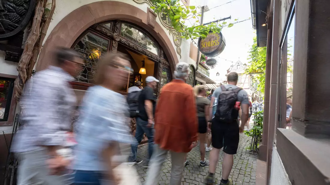 Rüdesheim am Rhein ist ein beliebtes Ziel ausländischer Gäste. (Foto: Archiv)  - Bild: Sebastian Gollnow/dpa