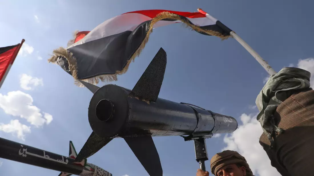Für die Huthi bestimmte Waffen aus dem Iran sollen Beobachtern zufolge über den Seeweg in den Jemen geschmuggelt werden. (Archivbild) - Bild: Osamah Abdulrahman/AP/dpa
