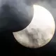 Eine partielle Sonnenfinsternis ist zwischen Wolken am Himmel zu sehen. (Archivbild) - Bild: Julian Stratenschulte/dpa