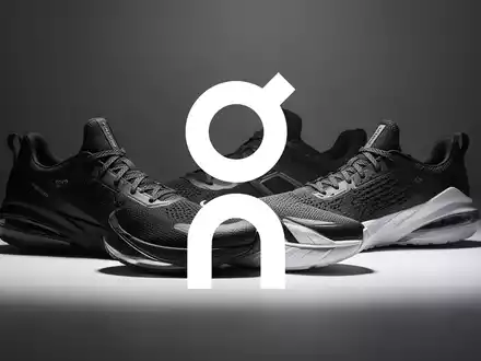 Abstrakte Darstellung moderner Sportschuhe in einem minimalistischen, professionellen Studio-Setting. - Foto: über boerse-global.de