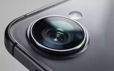Nahaufnahme einer modernen Smartphone-Kameralinse in einer professionellen, hellen Studioumgebung. - Foto: über boerse-global.de