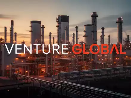 Moderne Energieinfrastruktur bei Dämmerung als Symbol für globale Handelsvolumina und Energiemärkte. - Foto: über boerse-global.de
