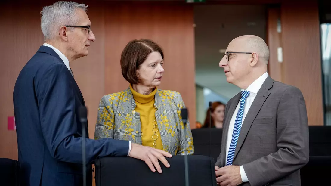 Einmal im Jahr gibt das Spitzenpersonal der deutschen Nachrichtendienste öffentlich Auskunft. Im Parlamentarischen Kontrollgremium des Bundestages, das sonst stets geheim tagt, antworten sie dann vor Publikum auf die Fragen der Abgeordneten. (Archivbild) - Bild: Kay Nietfeld/dpa