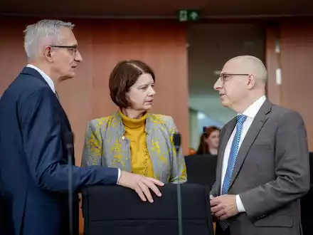 Einmal im Jahr gibt das Spitzenpersonal der deutschen Nachrichtendienste öffentlich Auskunft. Im Parlamentarischen Kontrollgremium des Bundestages, das sonst stets geheim tagt, antworten sie dann vor Publikum auf die Fragen der Abgeordneten. (Archivbild) - Foto: Kay Nietfeld/dpa