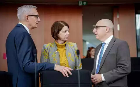 Einmal im Jahr gibt das Spitzenpersonal der deutschen Nachrichtendienste öffentlich Auskunft. Im Parlamentarischen Kontrollgremium des Bundestages, das sonst stets geheim tagt, antworten sie dann vor Publikum auf die Fragen der Abgeordneten. (Archivbild) - Foto: Kay Nietfeld/dpa