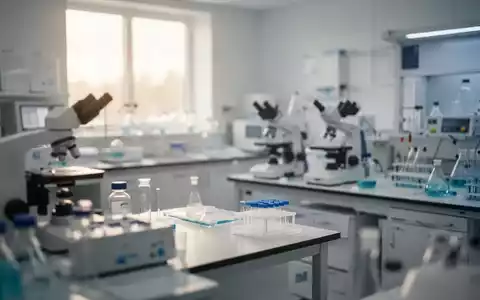 Ein modernes, helles Labor mit medizinischer Forschungsausrüstung im Hintergrund in einer professionellen Aufnahme. - Foto: über boerse-global.de