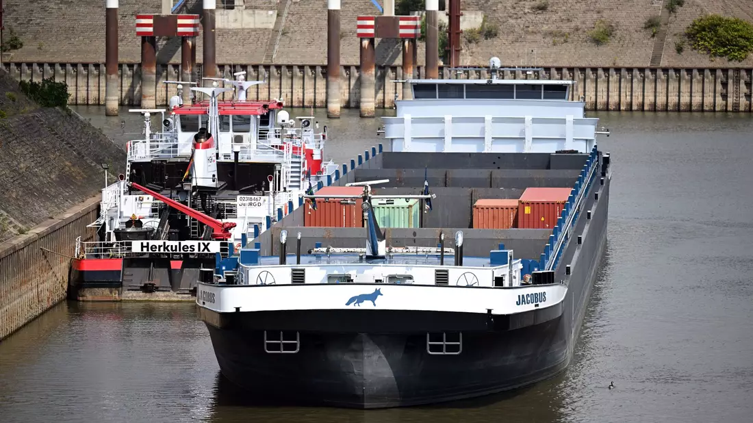 Die Pegelstände im Rhein in NRW wie hier in Duisburg fallen weiter - Bild: Federico Gambarini/dpa