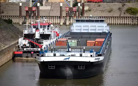 Die Pegelstände im Rhein in NRW wie hier in Duisburg fallen weiter - Foto: Federico Gambarini/dpa