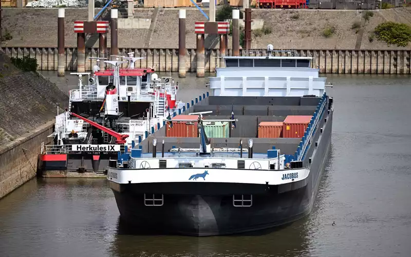 Die Pegelstände im Rhein in NRW wie hier in Duisburg fallen weiter - Foto: Federico Gambarini/dpa