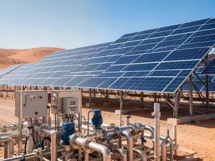 Industrielle Solaranlage zur Wasserentsalzung in einer sonnigen Wüstenlandschaft - Foto: über boerse-global.de