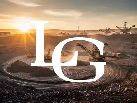 Moderne Goldmine bei Sonnenaufgang mit industrieller Ausrüstung in einer weiten Landschaft. - Foto: über boerse-global.de