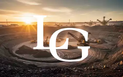 Moderne Goldmine bei Sonnenaufgang mit industrieller Ausrüstung in einer weiten Landschaft. - Foto: über boerse-global.de