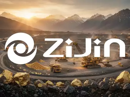 Moderne Goldmine in einer bergigen Landschaft bei Sonnenaufgang, die den Rohstoffsektor und Investitionen symbolisiert. - Foto: über boerse-global.de