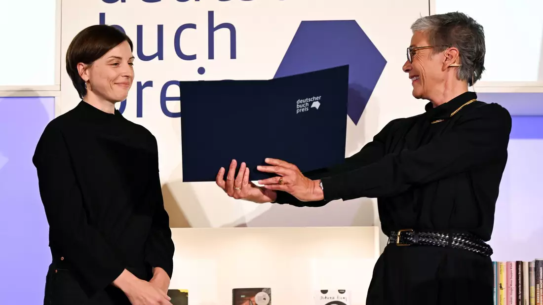 Im vergangenen Jahr ging der Buchpreis an Elmiger (Archivbild) - Bild: Arne Dedert/dpa