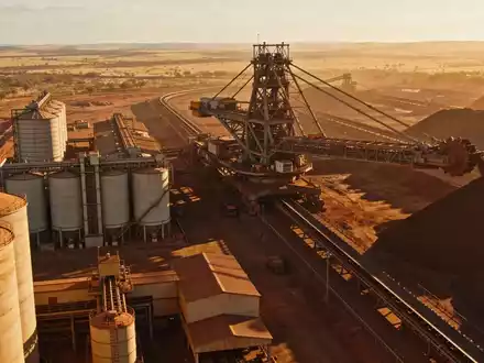 Moderne Industrieanlage in einer Bergbauregion bei Sonnenuntergang. - Foto: über boerse-global.de