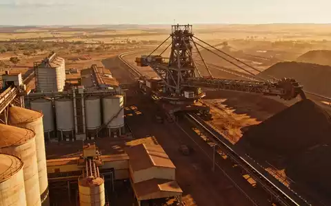Moderne Industrieanlage in einer Bergbauregion bei Sonnenuntergang. - Foto: über boerse-global.de
