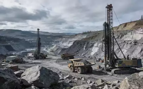 Eine weitläufige, raue Bergbaulandschaft zur Uranexploration unter einem bewölkten Himmel. - Foto: über boerse-global.de