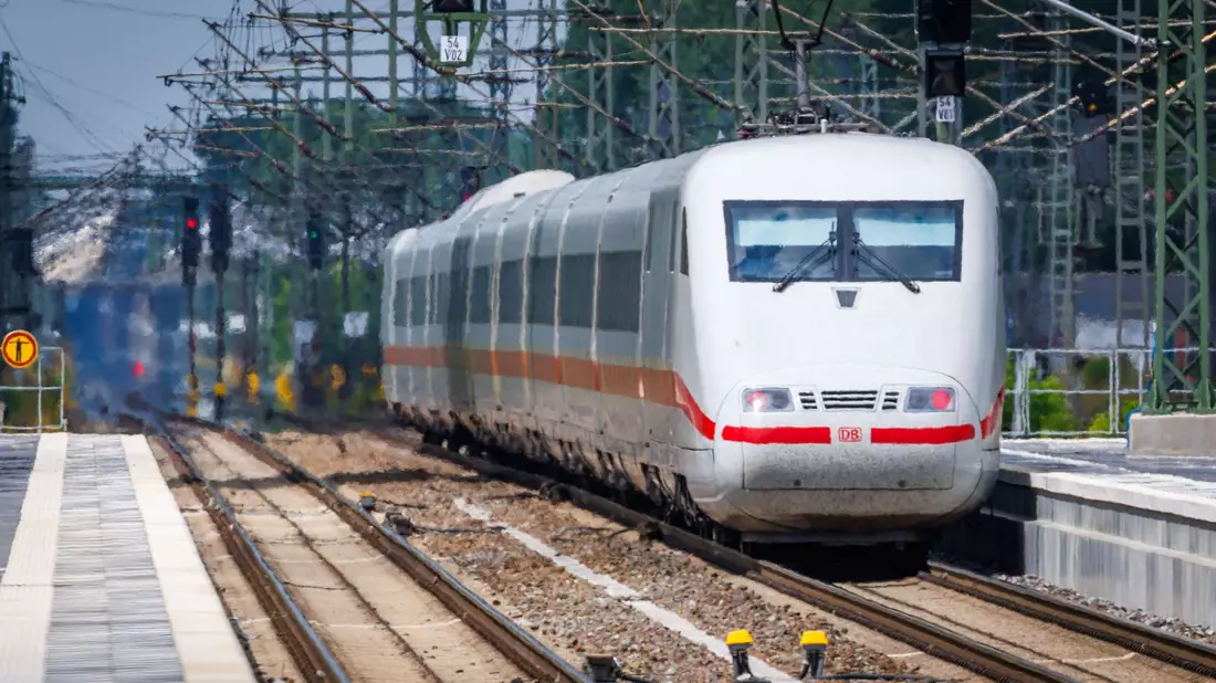Die Bahnstrecke Hamburg-Berlin ging Mitte Juni mit sechswöchiger Verzögerung in Betrieb. (Archivbild) - Bild: Jens Büttner/dpa